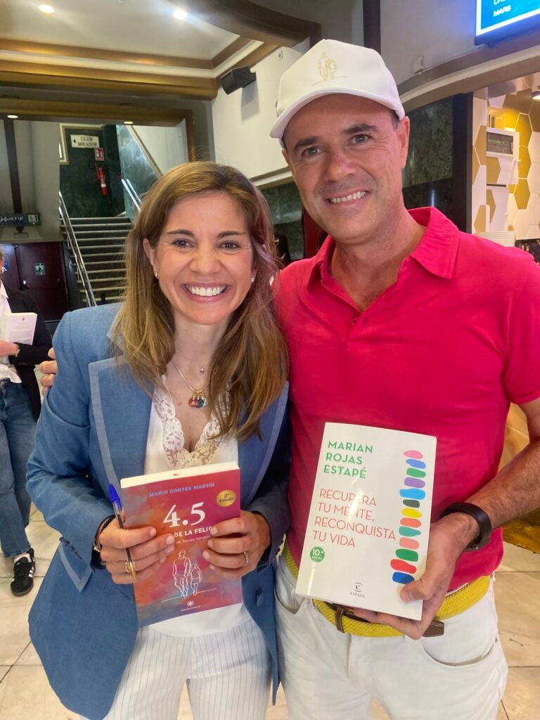 Marian Rojas-Estapé y Mario Cortés posando con el libro 4.5 el juego de la felicidad