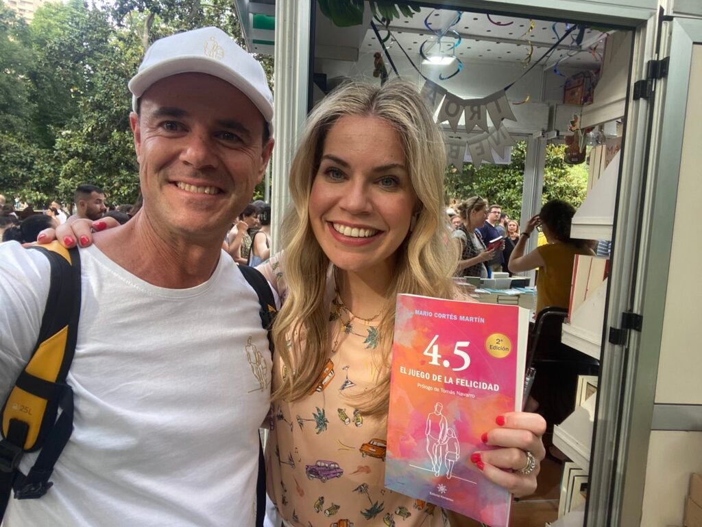 Isabel Rojas-Estapé y Mario Cortés posando con el libro 4.5 el juego de la felicidad