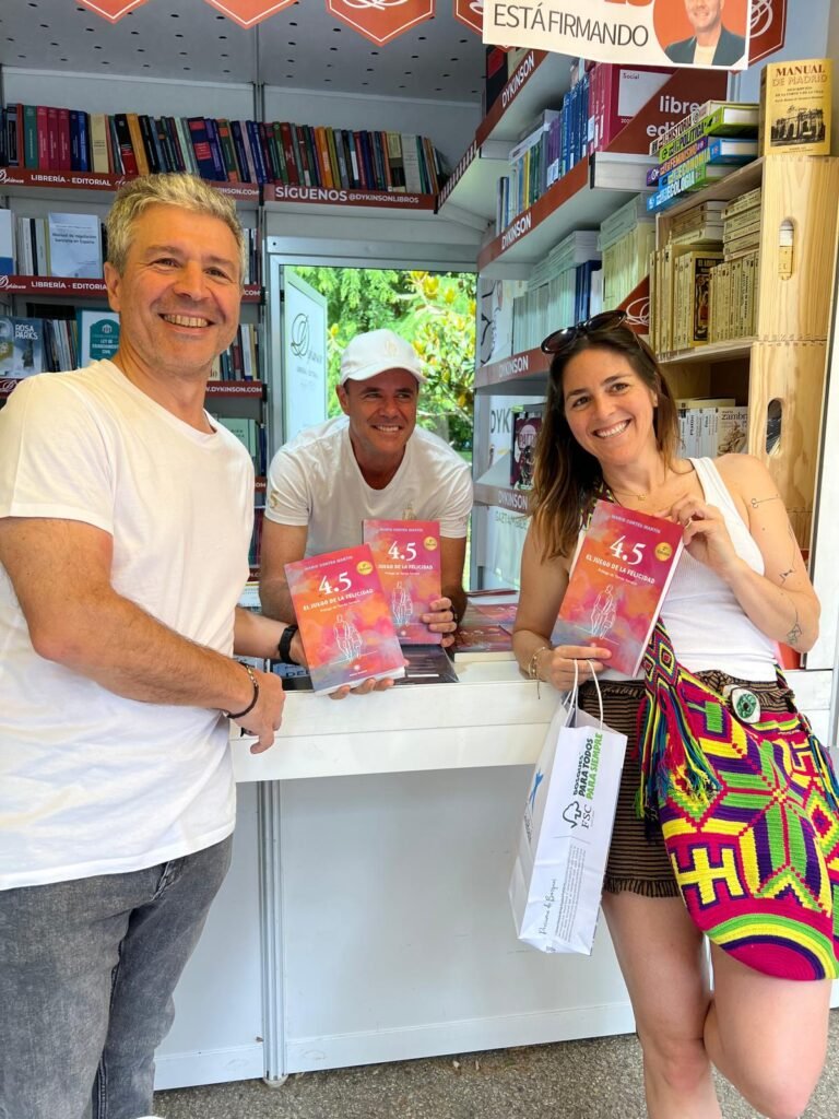 Javier Rubio, Estef y Mario Cortés posando con el libro 4.5 el juego de la felicidad